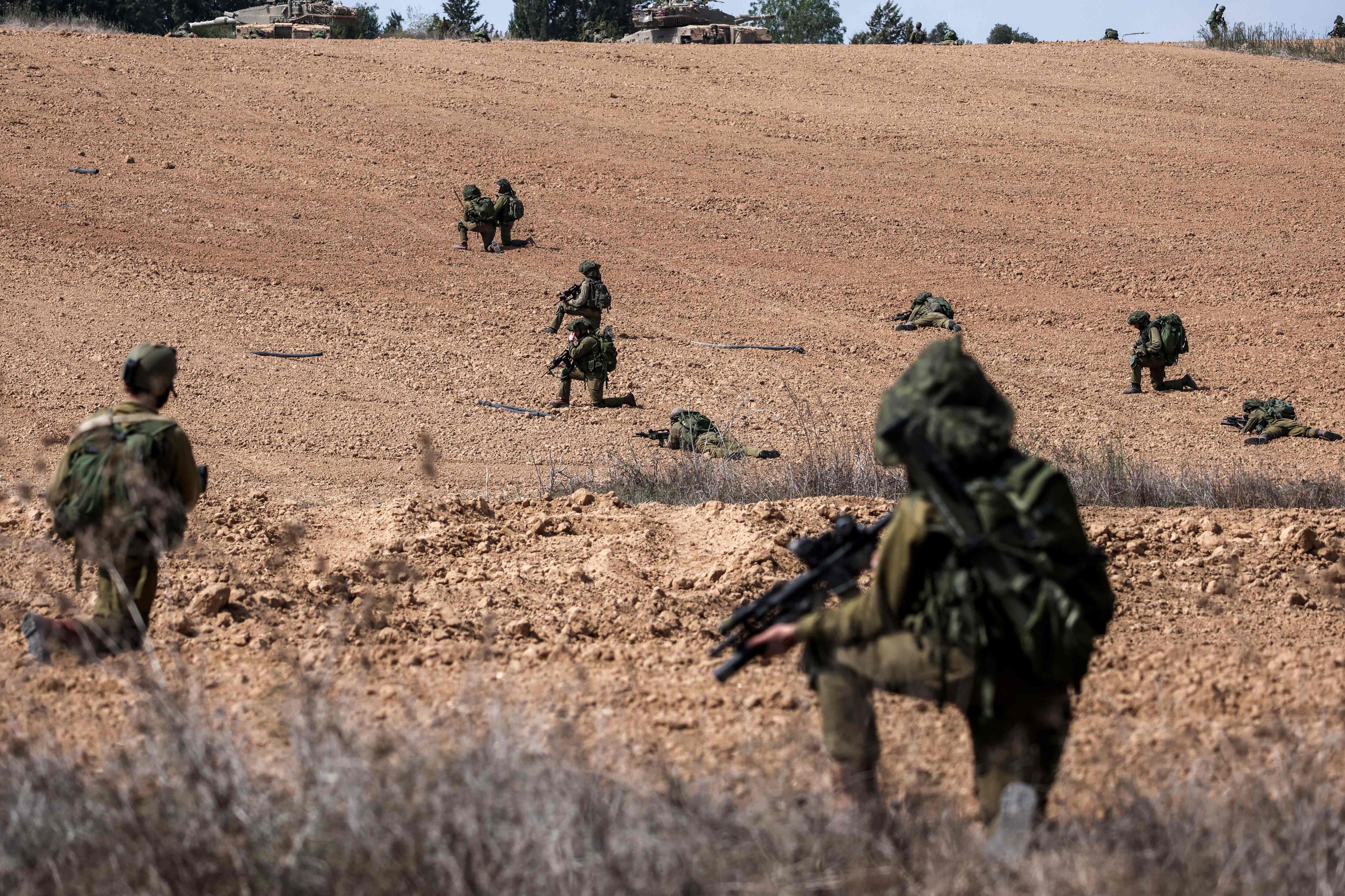 Soldados israelíes toman posiciones en el kibutz de Kfar Aza, en el sur de Israel, cerca de la frontera con la franja Gaza.