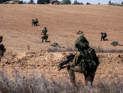 Soldados israelíes en Kfar Aza, en la frontera de Gaza.