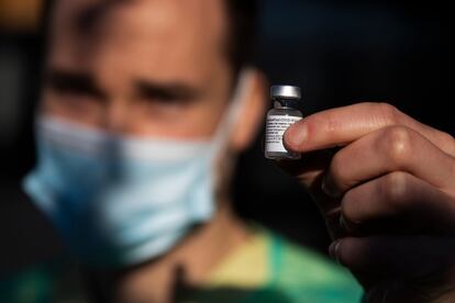 Diego Mosteiro muestra un vial con la vacuna de Pfizer contra la covid.