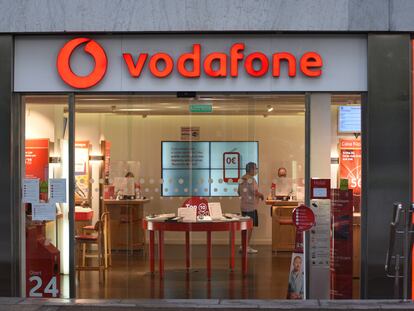 Una tienda de Vodafone en Barcelona, en una imagen de archivo.