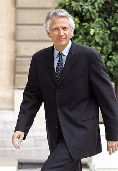 El nuevo primer ministro, Dominique de Villepin,  llega ayer al Elíseo.