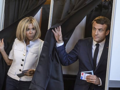 O presidente Macron e sua esposa, Brigitte, votam em Touquet.