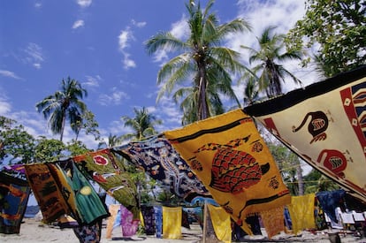 El 6% del territorio costarricense está protegido bajo la figura de parque nacional. En el de Manuel Antonio (entrada, 9 euros), la belleza de su playa principal, frente al Pacífico, atesora notables valores ecológicos. Recorreremos a pie un tramo de bosque tropical húmedo hasta el istmo de arenas blancas, que se arquea grácilmente hacia Punta Catedral. La fauna deja clara su hegemonía: iguanas, coatíes y tucanes (con suerte, el vuelo de algún quetzal) comparten hábitat con monos y mapaches dispuestos a dejarnos sin merienda.