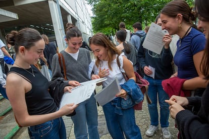 Salida del primer examen de selectividad en la sede de la Universidad del País Vasco san Sebastián.