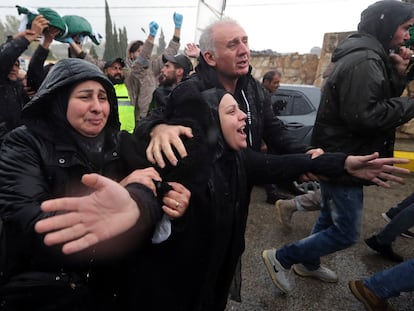 Familiares lloraban el jueves por una de las víctimas de los bombardeos israelíes, durante los funerales celebrados en Qantara, en el sur de Líbano.