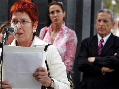 Maixabel Lasa, viuda de Juan María Jáuregui, lee la carta de Juan José Ibarretxe, en el homenaje a las víctimas de Hipercor.