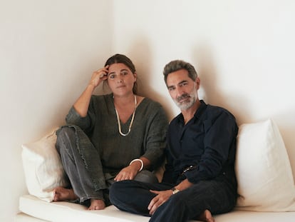 Marga Massanet y Jacobo Cobián, fundadores de la firma Masscob, en su casa de Corrubedo, en Galicia