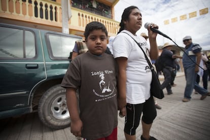 José Ángel, 8 años, y Erica, hijo y esposa de un desaparecido, en Tixtla