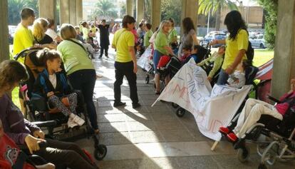 Concentración de la comunidad educativa del colegio La Unión de Torrent.