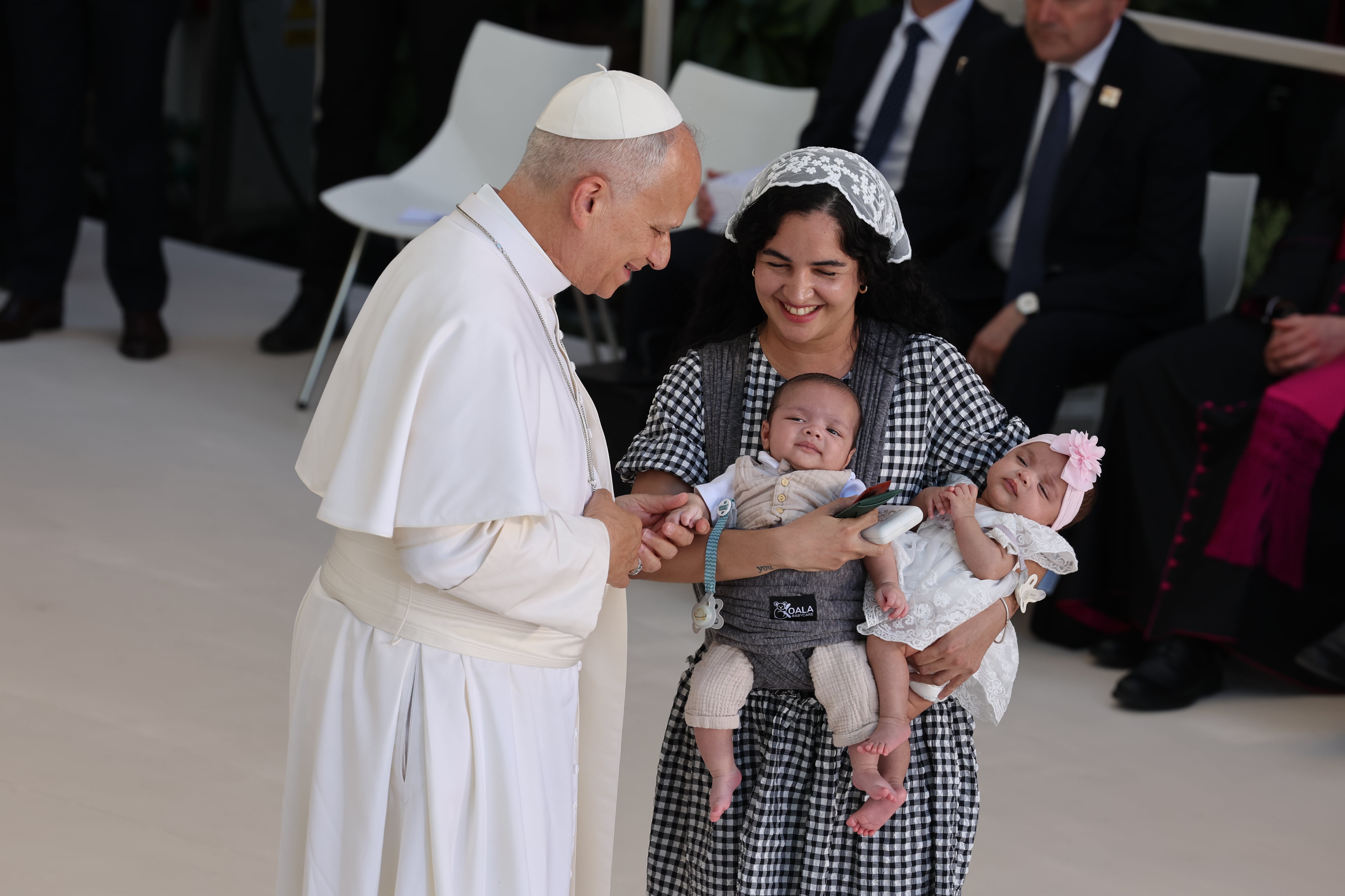 El Papa elige para su primera visita un centro de inmigrantes y sin techo: "Quien está en Madrid es de Madrid"