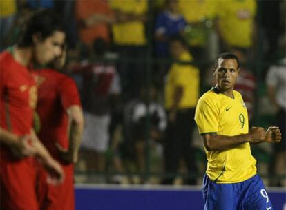 El delantero brasileño Luis Fabiano celebra uno de sus tres goles frente a Portugal