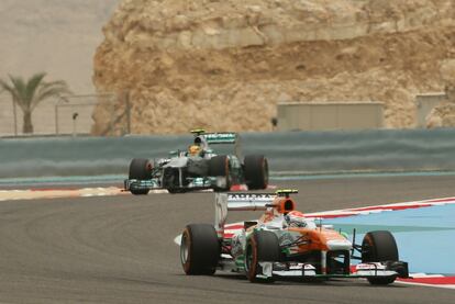 El piloto de Force India, Adrian Sutil, seguido por Lewis Hamilton.