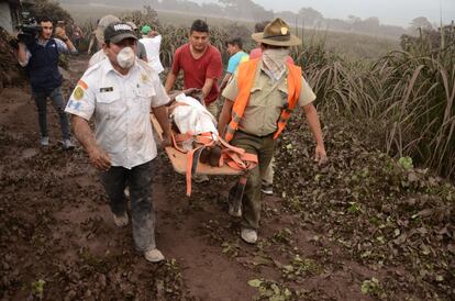 Voluntarios y miembros de rescate de Guatemala trasladan a los heridos en El Rodeo, Escuintla (Guatemala), el 3 de junio.