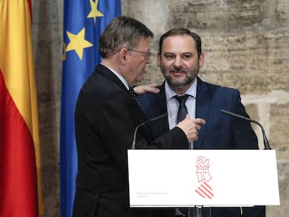 El presidente valenciano, Ximo Puig, y el ministro de Fomento, José Luis Ábalos, este miércoles en el Palau de la Generalitat.