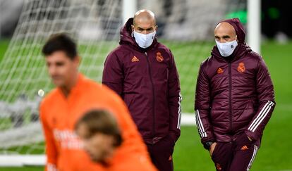 Zidane, en el entrenamiento de este lunes en Mönchengladbach.