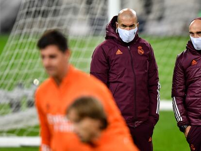 Zidane, en el entrenamiento de este lunes en Mönchengladbach.