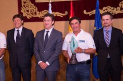 Pedro Campos, con el trofeo en sus manos, y todo el Equipo Movistar fueron recibidos por el presidente de la Xunta de Galicia, Alberto Núñez Feijóo.