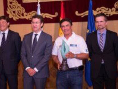 Pedro Campos, con el trofeo en sus manos, y todo el Equipo Movistar fueron recibidos por el presidente de la Xunta de Galicia, Alberto Núñez Feijóo.