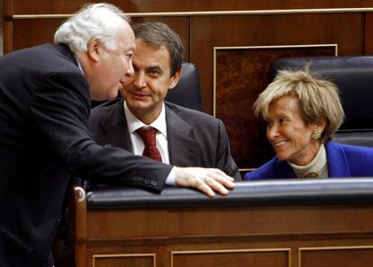 El presidente del Gobierno, José Luis Rodríguez Zapatero, junto a la vicepresidenta primera, María Teresa Fernández de la Vega, y el ministro de Asuntos Exteriores, Miguel Ángel Moratinos, quienes dejarán el gabinete tras la remodelación.