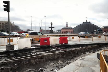 Las vías del antiguo tranvía al descubierto por las obras en Atocha.