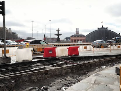 Las vías del antiguo tranvía al descubierto por las obras en Atocha.