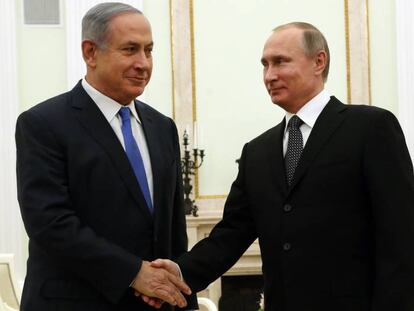 Benjam&iacute;n Netanyahu saluda a Vlad&iacute;mir Putin en Mosc&uacute;.