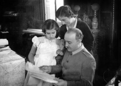 Francisco Franco junto con su esposa e hija, en 1936.