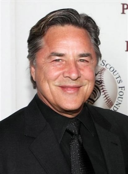 Don Johnson, conocido por actuar en la serie <i>Miami Vice</i>, ha denunciado a la productora Rysher Entertainment por deberle millones de dólares tras su participación en la serie <i>Nash Bridges</i> (emitida en EE UU entre 1996 y 2001). El intérprete ha alegado que además de protagonizar la serie fue copropietario de los derechos de autor, por lo que le correspondería la mitad de los beneficios logrados por el programa. La productora obtuvo más de 300 millones de dólares (unos 219 millones de euros) en ingresos y otros 150 millones de dólares (unos 105 millones de euros) por su distribución en las cadenas estadounidenses.