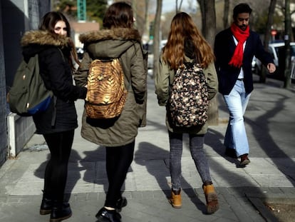 Unas chicas j&oacute;venes, de espaldas, en una calle de Madrid. 