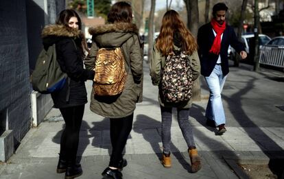 Unas chicas j&oacute;venes, de espaldas, en una calle de Madrid. 