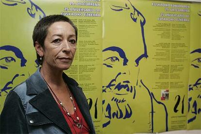 Esozi Leturiondo, viuda de Mario Onaindia, posa delante del cartel del 25 Aniversario de Euskadiko Ezkerra, en Zarautz.