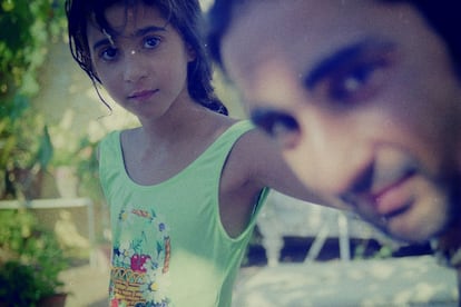 Alba Flores junto a su padre en una imagen de su álbum personal.