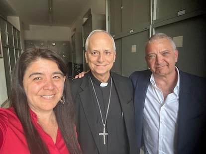 El cardenal Robert Prevost con los periodistas peruanos Paola Ugaz y Pedro Salinas, a quienes apoyó en su investigación del Sodalicio, en el Dicasterio de los Obispos del Vaticano en octubre de 2024, cedida por el autor.