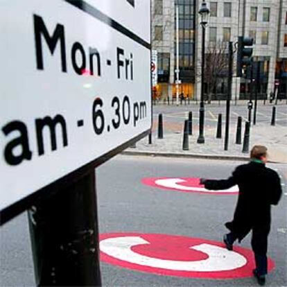 Una señal en el centro de Londres advierte de que es zona de peaje para el transporte privado.