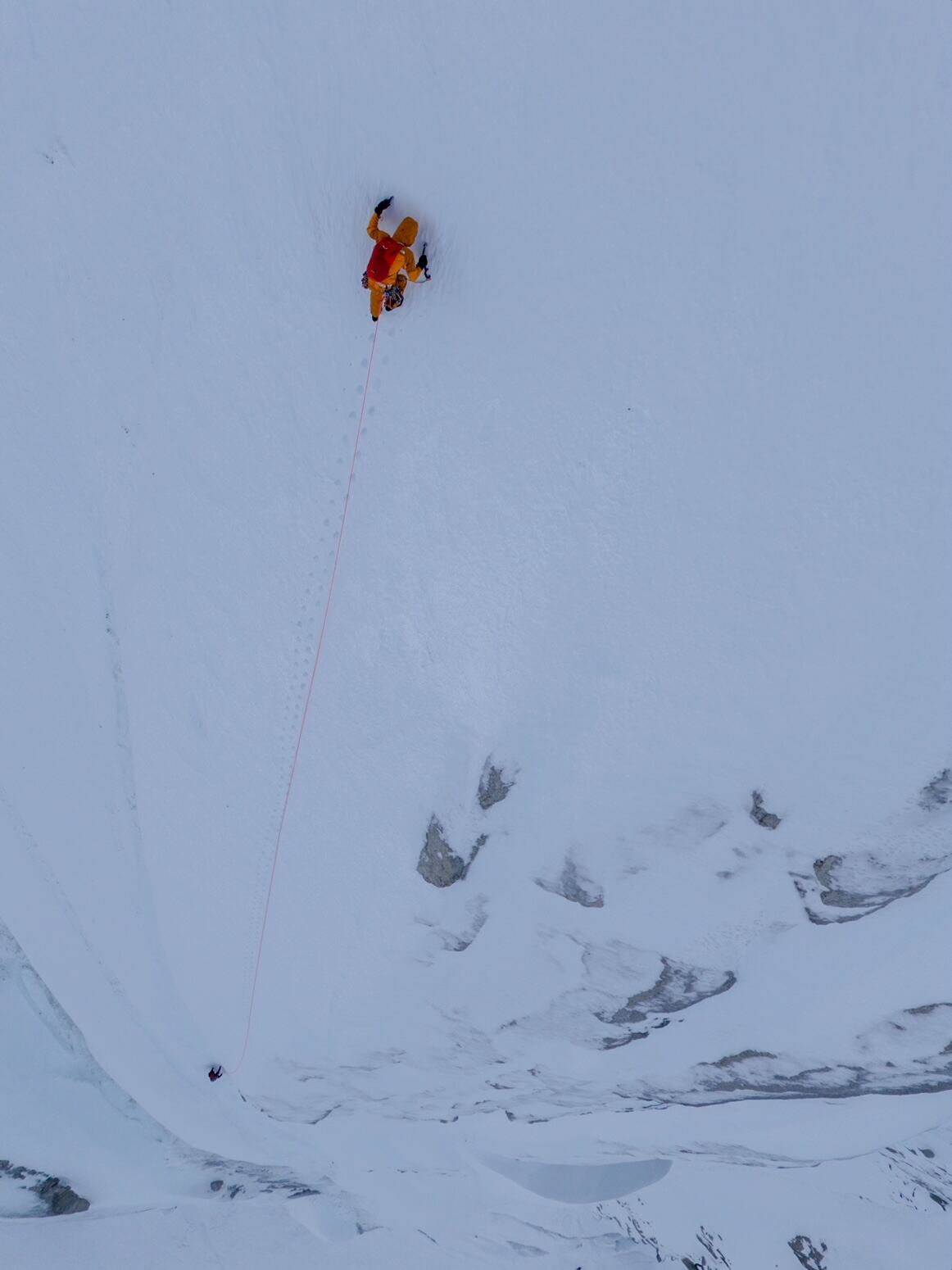 Benjamin Védrines lidera un largo en las Droites.  SEB MONTAZ (THE NORTH FACE)