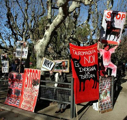 Activistas antitaurinos, ayer, en la puerta del Parlament.