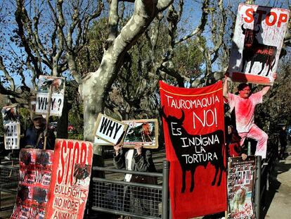 Activistas antitaurinos, ayer, en la puerta del Parlament.