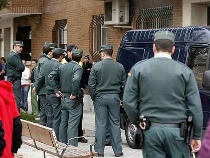 Agentes de la Guardia Civil ante la vivienda de Arganda del Rey (Madrid) donde fue apuñalada una mujer.