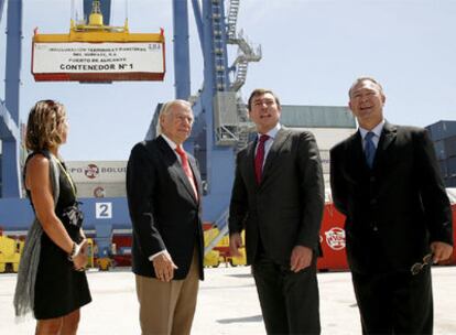 Mario Flores, ayer, junto al presidente del puerto de Alicante, Sergio Campos, y al director general de TMS, Emilio Benavent (derecha).