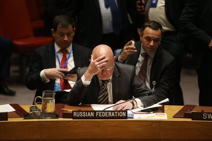 El embajador de Rusia ante la ONU, Vassily Nebenzia, escucha este jueves las conclusiones de la investigación del