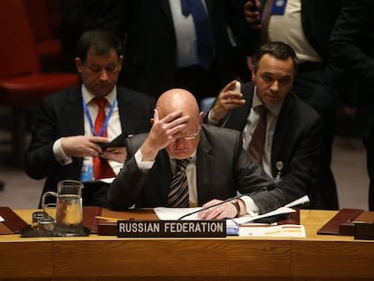 El embajador de Rusia ante la ONU, Vassily Nebenzia, escucha este jueves las conclusiones de la investigación del 