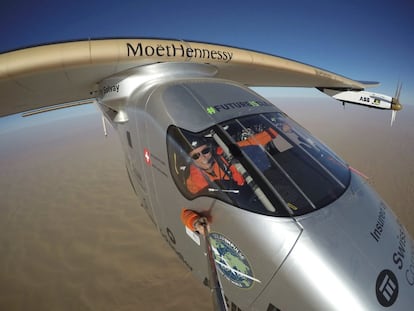 Fotografía facilitada por Solar Impulse que muestra al piloto suizo Bertrand Piccard mientras se hace un selfie en el Solar Impulse 2 (SI2) durante la última etapa de su trayecto alrededor del mundo, sobre la península Arábiga. El avión Solar Impulse 2 culminó hoy, 26 de julio de 2016, una histórica vuelta al mundo propulsado únicamente con energía solar.