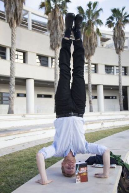 Christian Felber haciendo el pino en Alicante.