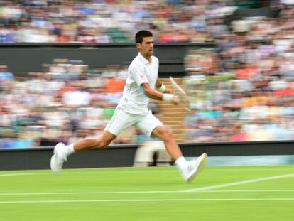 Djokovic golpea una pelota durante el tercer set ante Stepanek.
