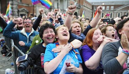 Partidarios del matrimonio entre personas del mismo sexo celebran la victoria en el referéndum sobre esa materia en Irlanda en 2015.