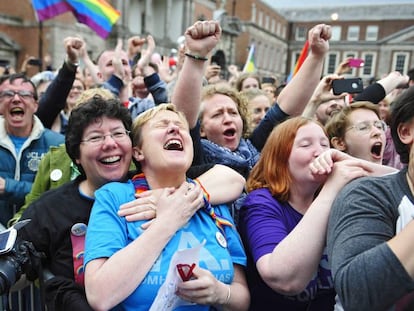 Partidarios del matrimonio entre personas del mismo sexo celebran la victoria en el referéndum sobre esa materia en Irlanda en 2015.