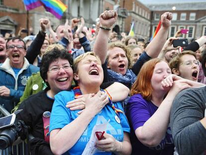 Partidarios del matrimonio entre personas del mismo sexo celebran la victoria en el referéndum sobre esa materia en Irlanda en 2015.