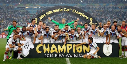 La selección alemana al completo junto a la Copa del Mundo.