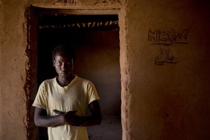 Aliou Kande, un joven senegalés de 18 años que se marchó desde su casa en Dakar a los 15, ha sido expulsado de Argelia. Ahora posa para una fotografía en un campamento de tránsito de la Organización Internacional para la Migración en la ciudad del desierto del norte de Nigeria de Arlit el jueves 31 de mayo de 2018. Kande dijo que casi una docena de personas en su grupo simplemente dejaron de caminar y colapsaron en la arena después de que las autoridades argelinas las arrojaran ael desierto del Sahara.  