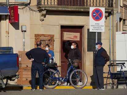 Vecinos de Falces este miércoles, municipio en el que el Gobierno navarro ha decidido aplicar restricciones de movilidad.